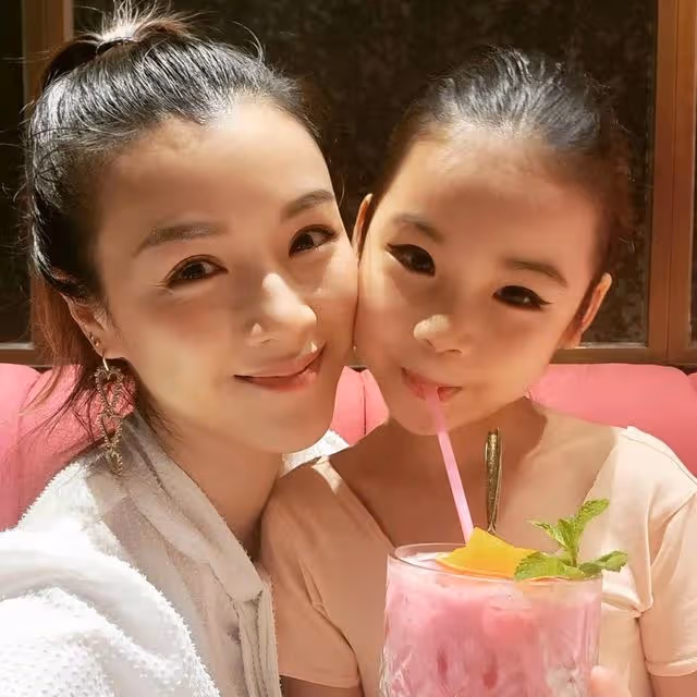 可愛!前港姐冠軍小女兒剪齊劉海散發小淑女氣質,被贊是明日之星