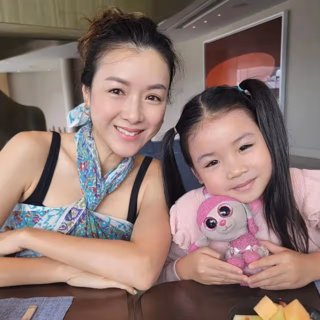 可愛!前港姐冠軍小女兒剪齊劉海散發小淑女氣質,被贊是明日之星