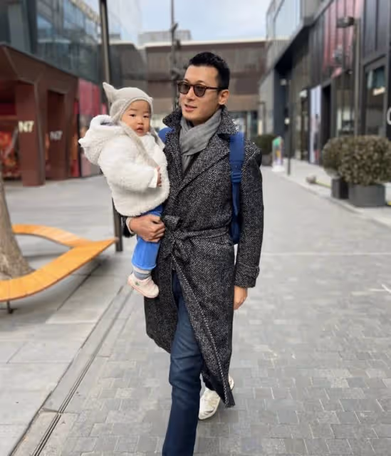 朱珠曬全家福，春節給阿姨放假親自帶娃，丈夫背媽媽包很接地氣