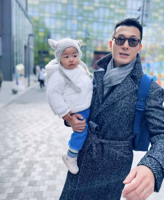 朱珠曬全家福，春節給阿姨放假親自帶娃，丈夫背媽媽包很接地氣