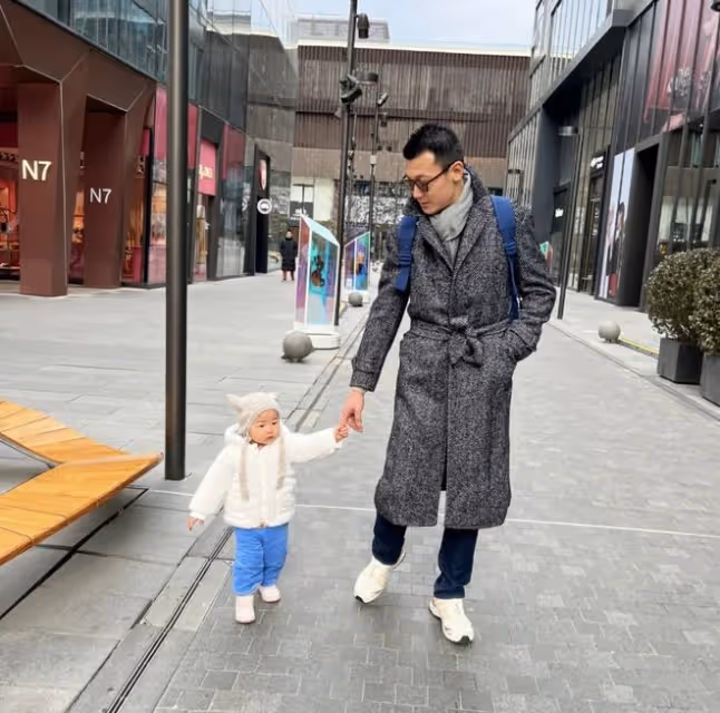 朱珠曬全家福，春節給阿姨放假親自帶娃，丈夫背媽媽包很接地氣