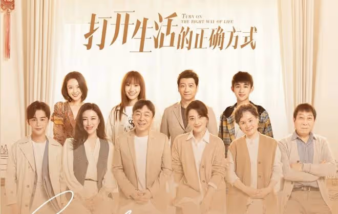 朱珠曬全家福，春節給阿姨放假親自帶娃，丈夫背媽媽包很接地氣
