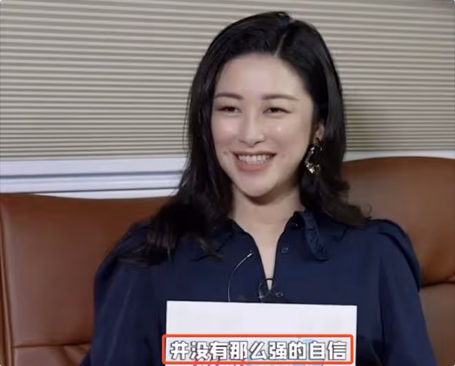 朱珠曬全家福，春節給阿姨放假親自帶娃，丈夫背媽媽包很接地氣
