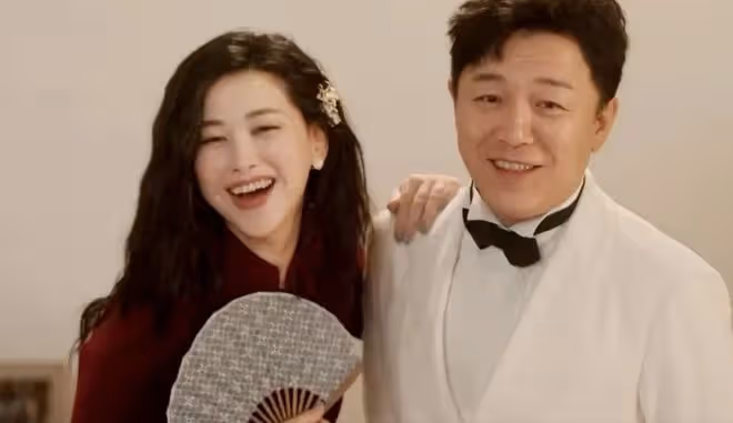 朱珠曬全家福，春節給阿姨放假親自帶娃，丈夫背媽媽包很接地氣