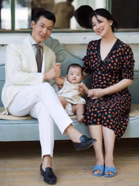 朱珠曬全家福，春節給阿姨放假親自帶娃，丈夫背媽媽包很接地氣