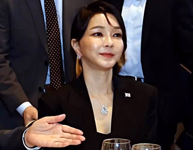 韓國總統夫人又被噴?走紅毯搶老公風頭,拍照風格模仿女明星