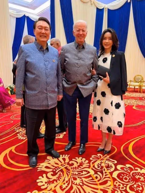 韓國總統夫人又被噴?走紅毯搶老公風頭,拍照風格模仿女明星