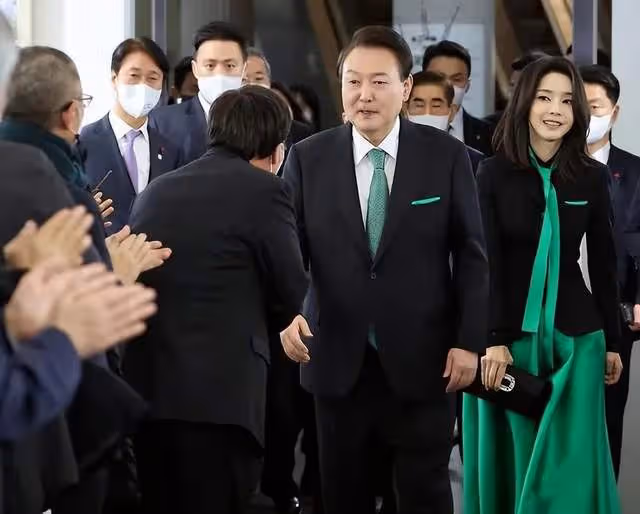 韓國總統夫人又被噴?走紅毯搶老公風頭,拍照風格模仿女明星