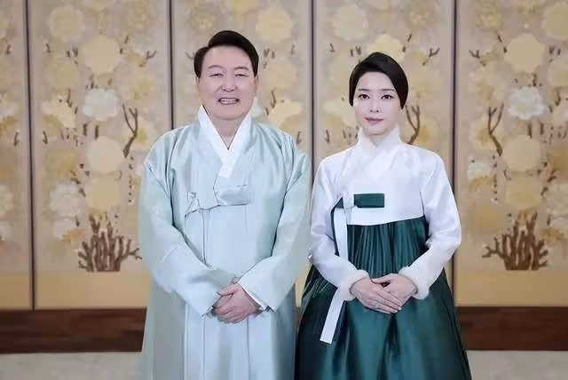 韓國總統夫人又被噴?走紅毯搶老公風頭,拍照風格模仿女明星