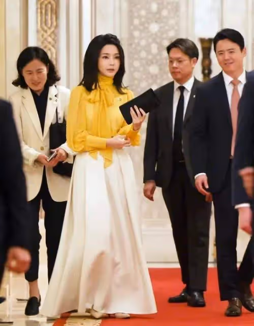韓國總統夫人又被噴?走紅毯搶老公風頭,拍照風格模仿女明星
