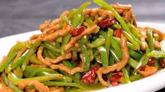 青椒炒肉絲好吃又簡單,學會這樣做,肉絲嫩滑入味不粘鍋