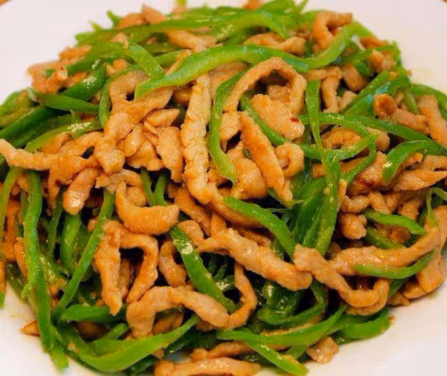 青椒炒肉絲好吃又簡單,學會這樣做,肉絲嫩滑入味不粘鍋