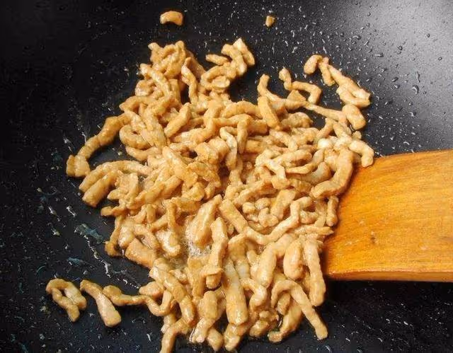 青椒炒肉絲好吃又簡單,學會這樣做,肉絲嫩滑入味不粘鍋