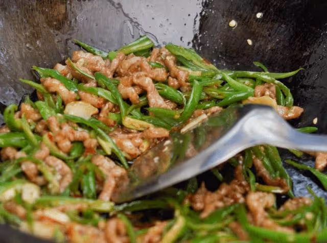 青椒炒肉絲好吃又簡單,學會這樣做,肉絲嫩滑入味不粘鍋