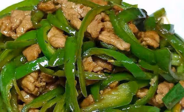 青椒炒肉絲好吃又簡單,學會這樣做,肉絲嫩滑入味不粘鍋