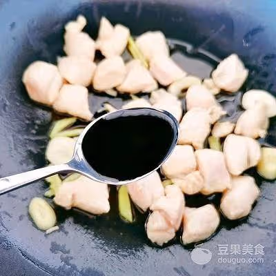 難以抵抗的舌尖美滋味【香菇雞胸肉燜飯 】