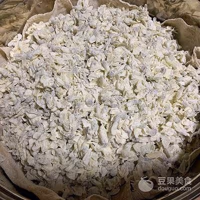 槐花滿口香的做法