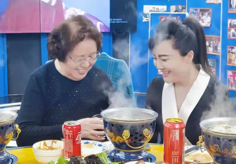趙忠祥去世三周年追思會:遺孀與眾人笑著聊他的點滴,倪萍也笑了