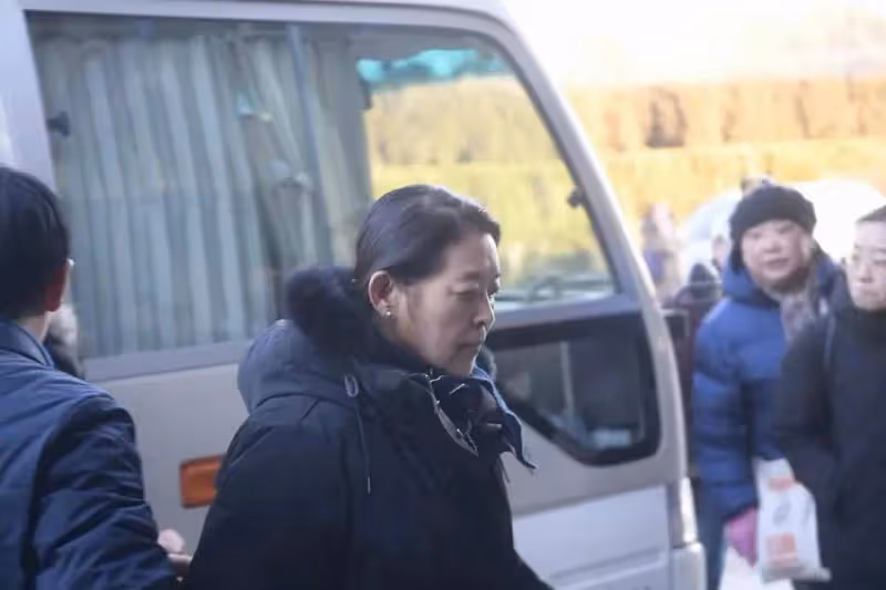 趙忠祥去世三周年追思會:遺孀與眾人笑著聊他的點滴,倪萍也笑了