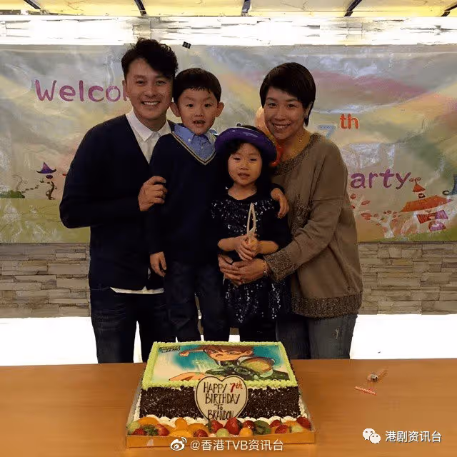 姜麗文曬「姜氏家族」團年合照!TVB金牌綠葉15歲兒子好靚仔