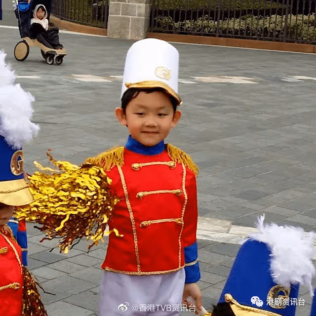 姜麗文曬「姜氏家族」團年合照!TVB金牌綠葉15歲兒子好靚仔