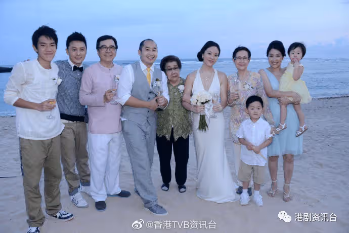 姜麗文曬「姜氏家族」團年合照!TVB金牌綠葉15歲兒子好靚仔