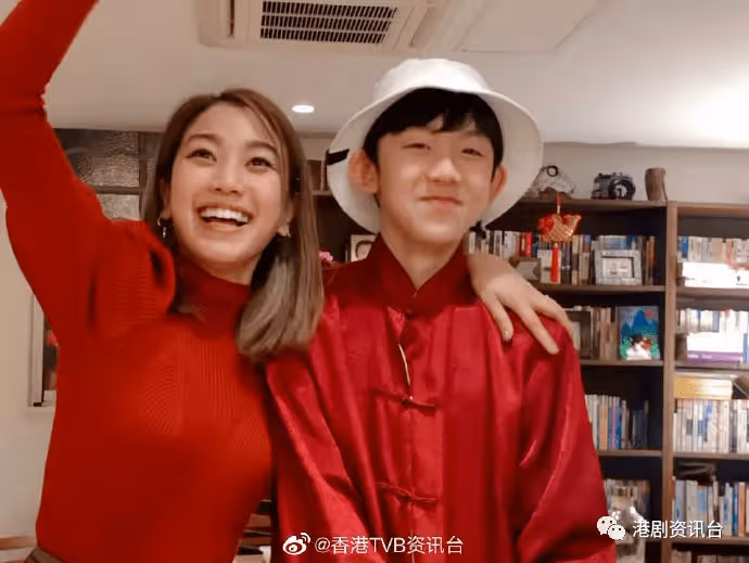 姜麗文曬「姜氏家族」團年合照!TVB金牌綠葉15歲兒子好靚仔