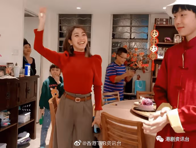 姜麗文曬「姜氏家族」團年合照!TVB金牌綠葉15歲兒子好靚仔