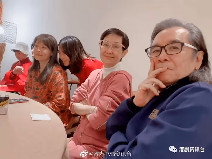 姜麗文曬「姜氏家族」團年合照!TVB金牌綠葉15歲兒子好靚仔