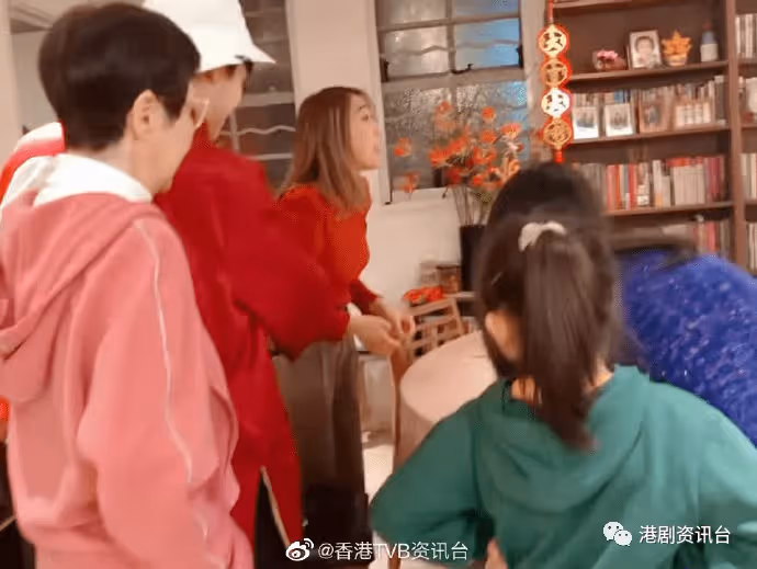 姜麗文曬「姜氏家族」團年合照!TVB金牌綠葉15歲兒子好靚仔