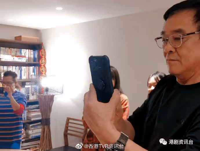 姜麗文曬「姜氏家族」團年合照!TVB金牌綠葉15歲兒子好靚仔