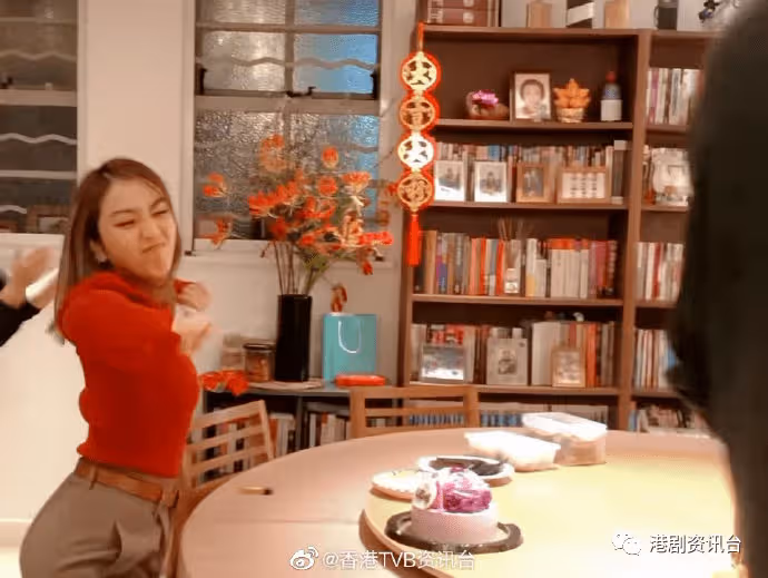 姜麗文曬「姜氏家族」團年合照!TVB金牌綠葉15歲兒子好靚仔