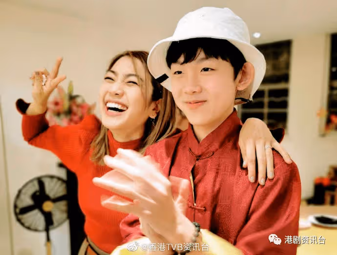 姜麗文曬「姜氏家族」團年合照!TVB金牌綠葉15歲兒子好靚仔