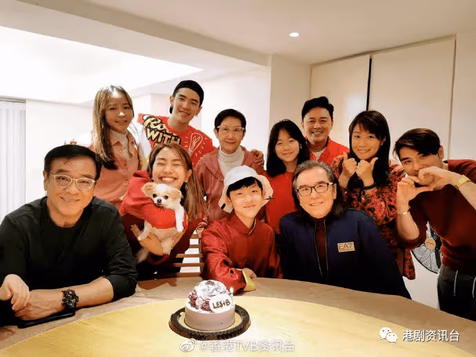 姜麗文曬「姜氏家族」團年合照!TVB金牌綠葉15歲兒子好靚仔