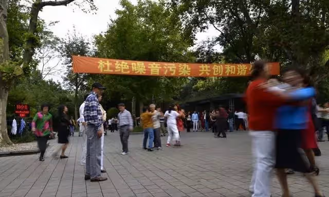 60歲大媽因為跳廣場舞,竟然把自己30萬的養老錢給跳沒了