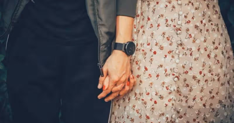 中年喪夫,52歲張阿姨網戀小30歲男友堅持登記結婚,親友全反對孰料第2個月就後悔了