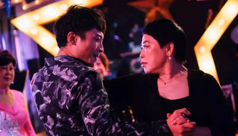 中年喪夫,52歲張阿姨網戀小30歲男友堅持登記結婚,親友全反對孰料第2個月就後悔了