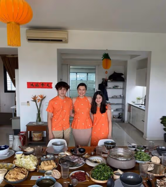 45歲混血女神掛燈籠慶新年,子女穿唐裝旗袍下跪拜年,儀式感十足