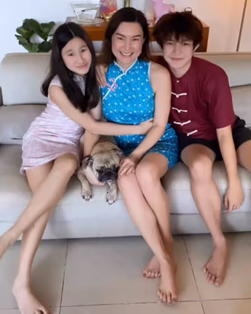 45歲混血女神掛燈籠慶新年,子女穿唐裝旗袍下跪拜年,儀式感十足