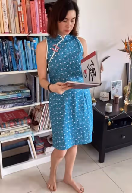 45歲混血女神掛燈籠慶新年,子女穿唐裝旗袍下跪拜年,儀式感十足