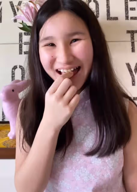 45歲混血女神掛燈籠慶新年,子女穿唐裝旗袍下跪拜年,儀式感十足