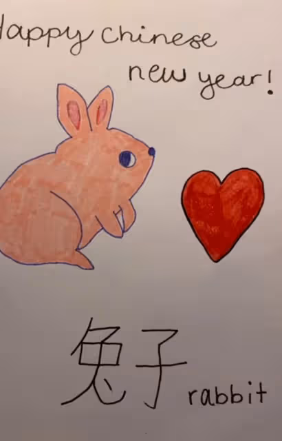 45歲混血女神掛燈籠慶新年,子女穿唐裝旗袍下跪拜年,儀式感十足