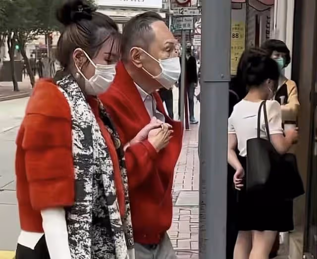 恭喜!87歲香港知名富商被曝新戀情,與年輕美女十指緊扣逛街
