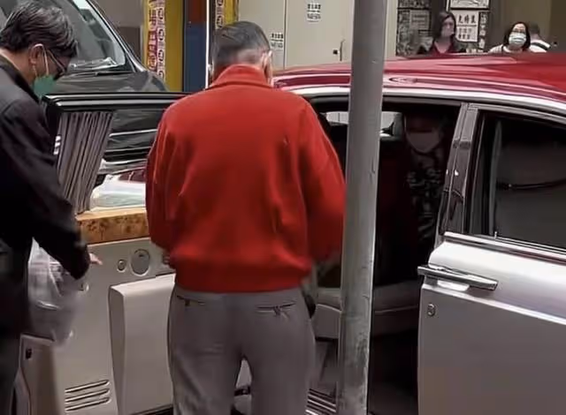恭喜!87歲香港知名富商被曝新戀情,與年輕美女十指緊扣逛街