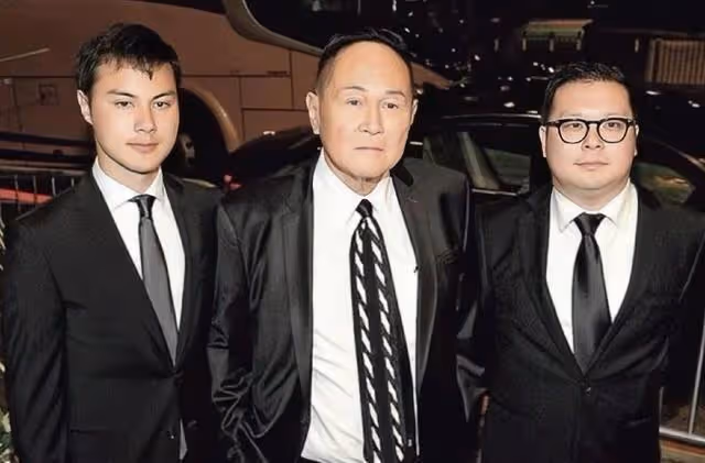 恭喜！87歲香港知名富商被曝新戀情，與年輕美女十指緊扣逛街