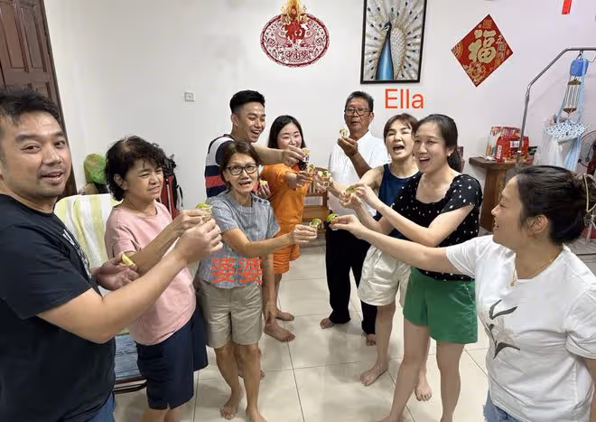 Ella回馬來西亞過春節,公公婆婆家曝光,客廳四面白牆裝修普通