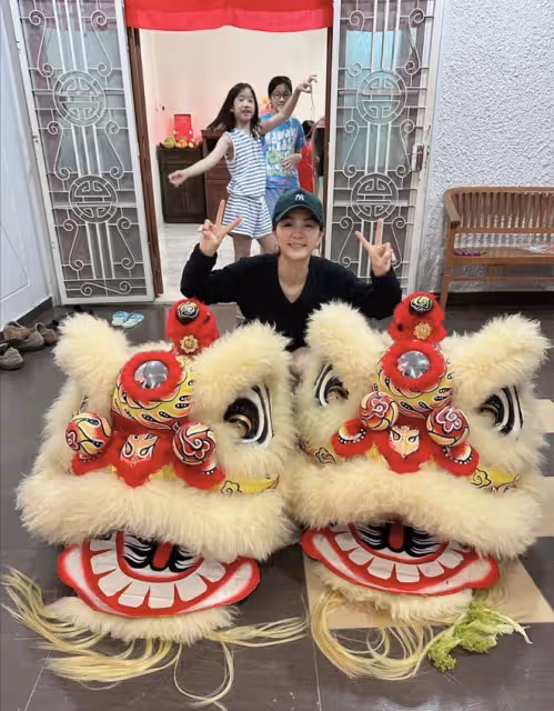 Ella回馬來西亞過春節,公公婆婆家曝光,客廳四面白牆裝修普通