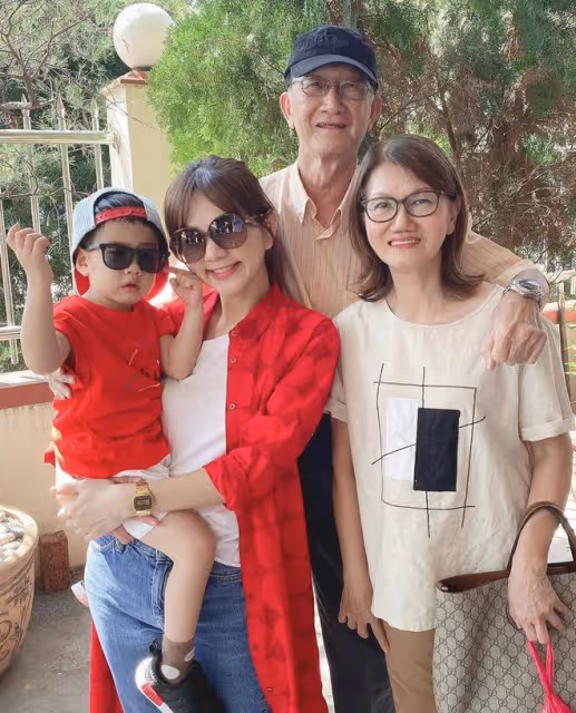 Ella回馬來西亞過春節,公公婆婆家曝光,客廳四面白牆裝修普通