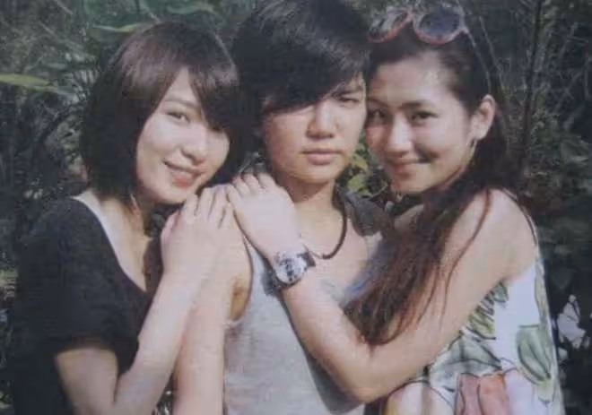 Ella回馬來西亞過春節,公公婆婆家曝光,客廳四面白牆裝修普通