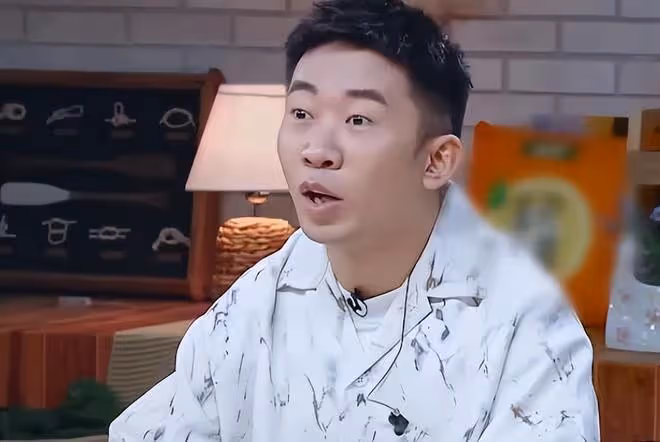楊迪回應沒有無辜女友,目前仍舊是朋友,疑似新歡曾一起合影